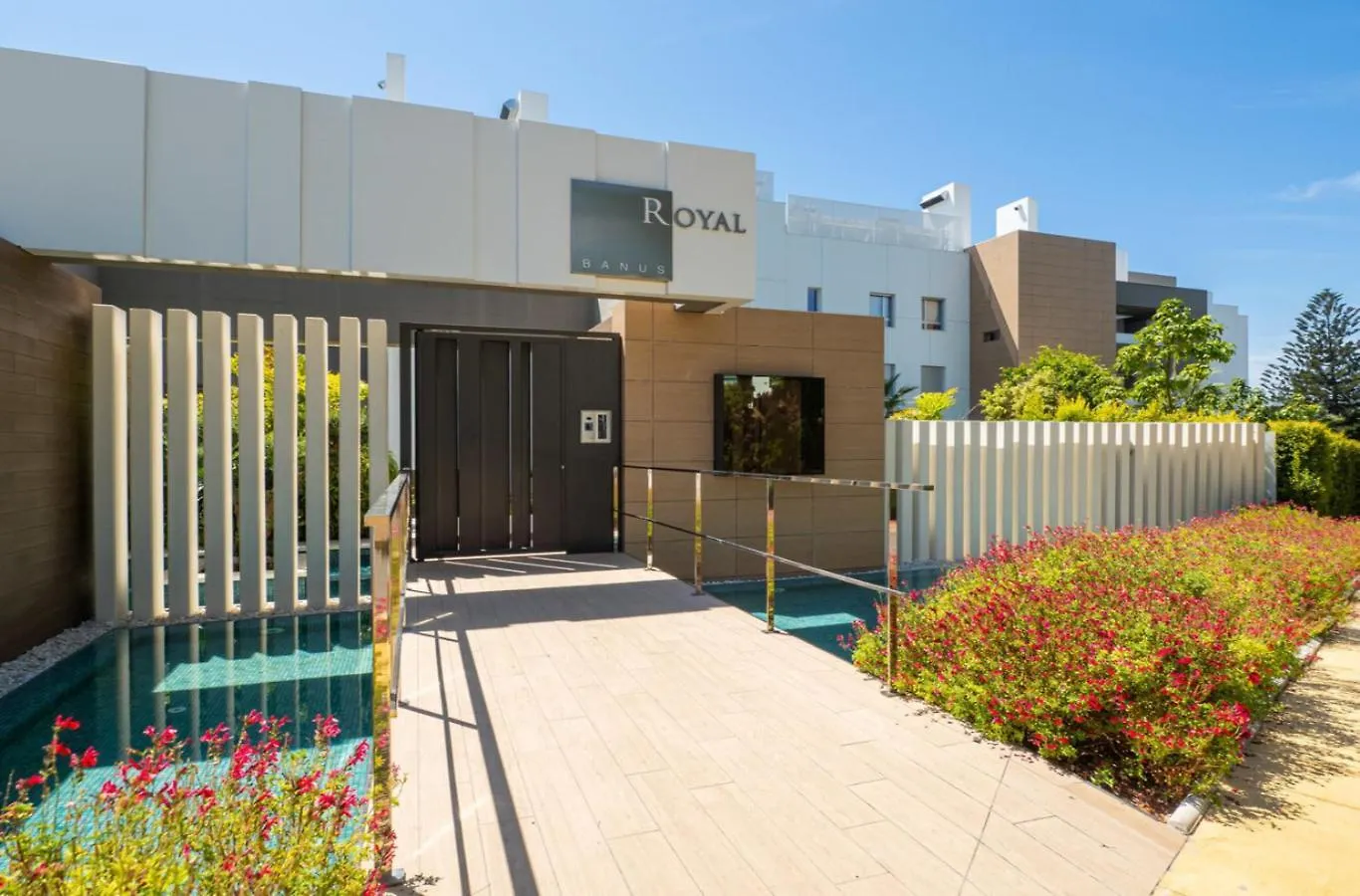 Modern Flat With Private Garden In Royal Banus Apartment Marbella